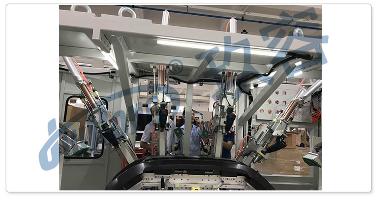 我司劉總在現(xiàn)場(chǎng)講解氣液增壓缸在汽車(chē)倒車(chē)?yán)走_(dá)沖孔機(jī)上的使用注意事項(xiàng)