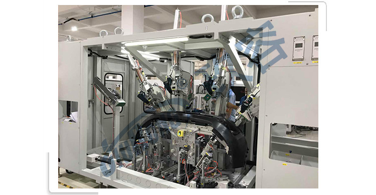 我司劉總在現(xiàn)場(chǎng)講解氣液增壓缸在汽車(chē)倒車(chē)?yán)走_(dá)沖孔機(jī)上的使用注意事項(xiàng)